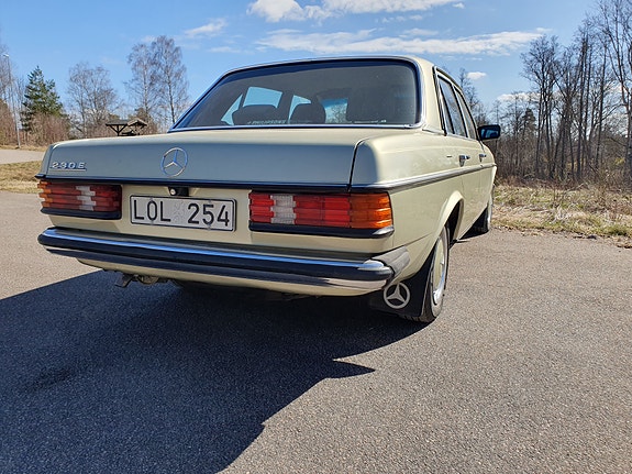 Mercedes-Benz 230 E 2 of 5