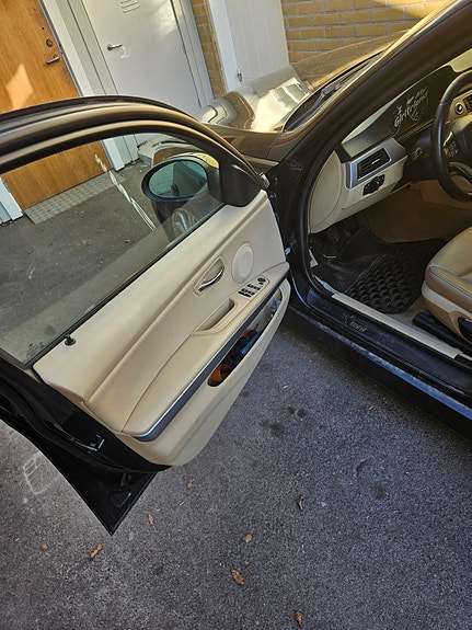 BMW 320i 5 of 9