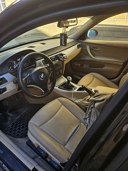 BMW 320i 2 of 9