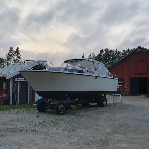 Nimbus 26 med defekt motor 20000kr båt 10000kr vagn 2 of 4