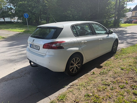 Peugeot 308 2 of 5