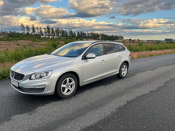 Volvo V60 2 of 8