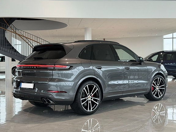 Porsche Cayenne S 2 of 5