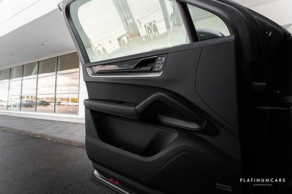 Porsche Cayenne S 18 of 22
