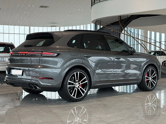 Porsche Cayenne S 5 of 5