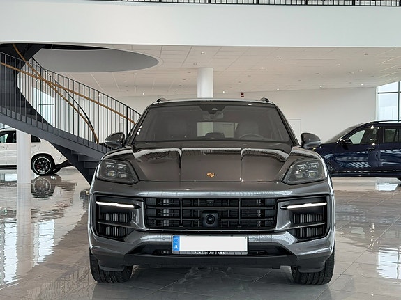 Porsche Cayenne S 3 of 5