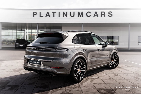 Porsche Cayenne S 2 of 22
