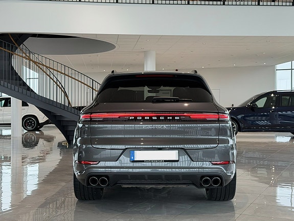 Porsche Cayenne S 4 of 5