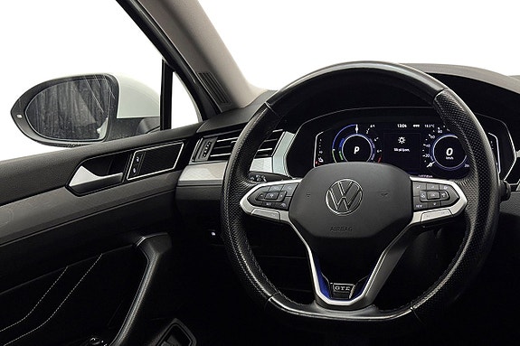Volkswagen Passat 19 of 30