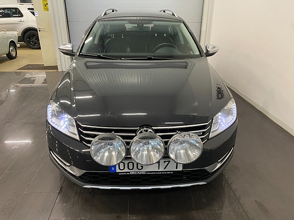 Volkswagen Passat Alltrack 2 of 5