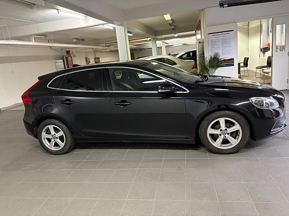 Volvo V40 2 of 22