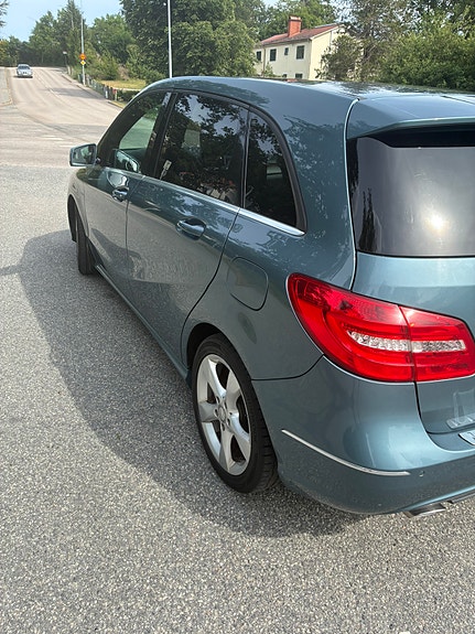 Mercedes-Benz B200 2 of 5