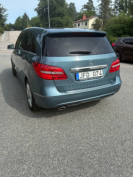 Mercedes-Benz B200 3 of 5