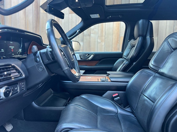 Lincoln Navigator 13 of 30