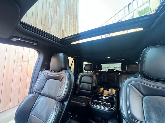 Lincoln Navigator 26 of 30