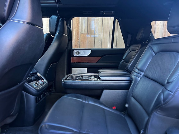 Lincoln Navigator 21 of 30