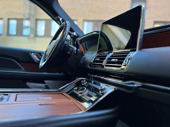 Lincoln Navigator 14 of 30