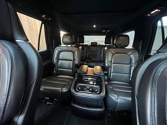 Lincoln Navigator 27 of 30
