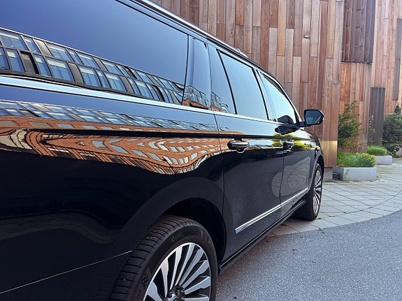 Lincoln Navigator 8 of 30