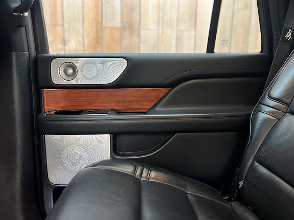 Lincoln Navigator 24 of 30