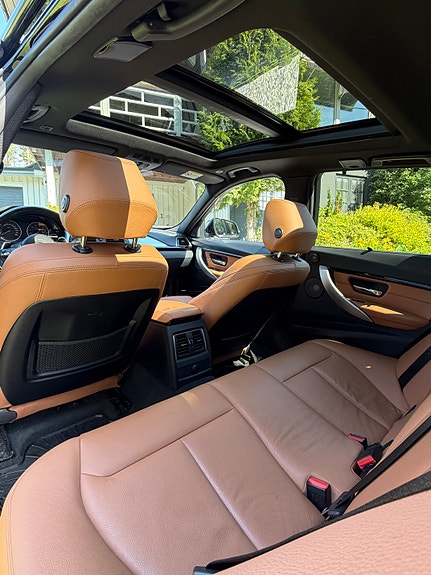 BMW 330i 4 of 5