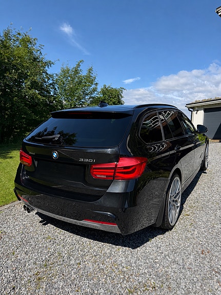 BMW 330i 3 of 5