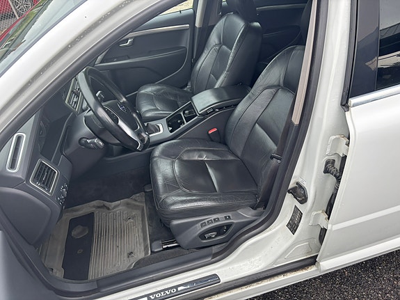 Volvo V70 2 of 5