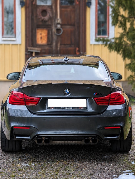BMW M4 2 of 5