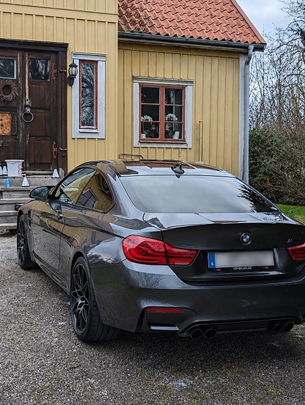 BMW M4 3 of 5