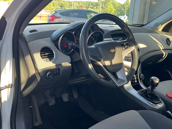 Chevrolet Cruze 2 of 5