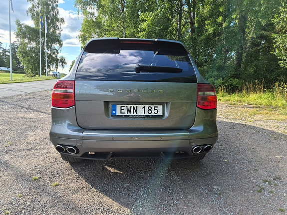 Porsche Cayenne S 4 of 5