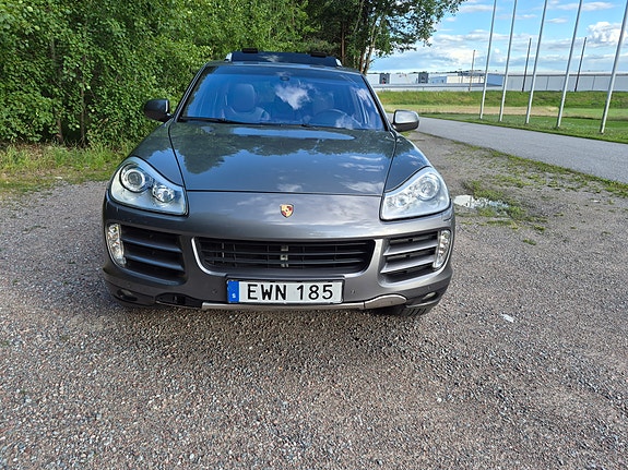 Porsche Cayenne S 2 of 5
