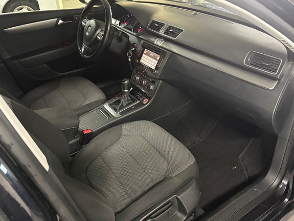 Volkswagen Passat 17 of 22