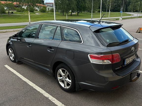 Toyota Avensis 4 of 5