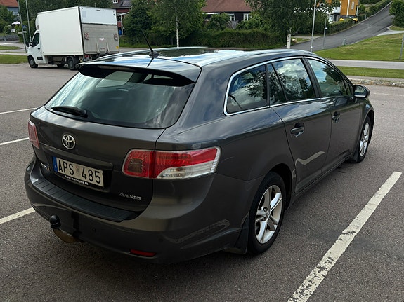 Toyota Avensis 3 of 5