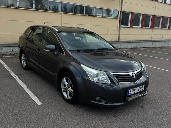 Toyota Avensis 2 of 5