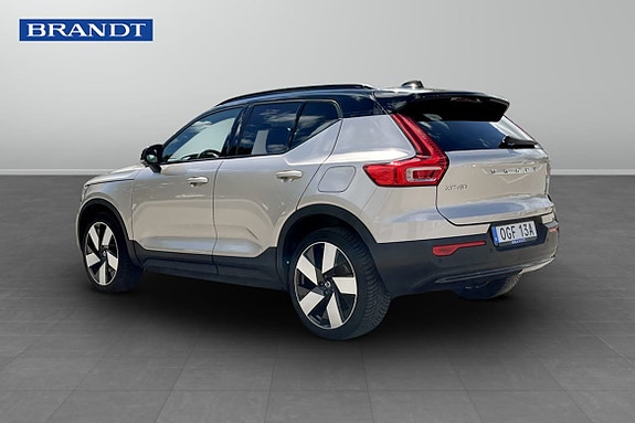 Volvo XC40 2 of 5