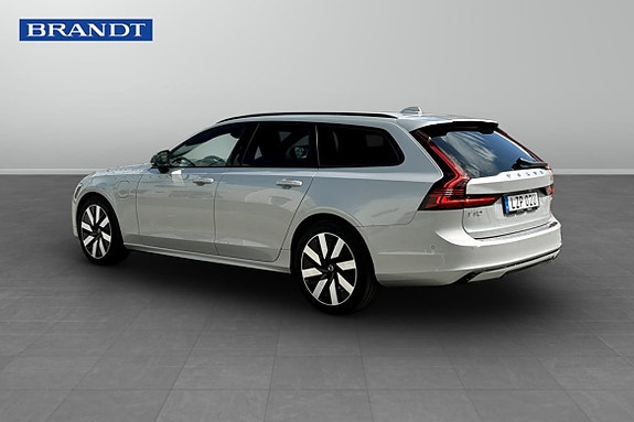 Volvo V90 2 of 5