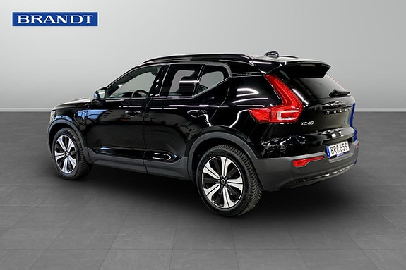 Volvo XC40 2 of 5