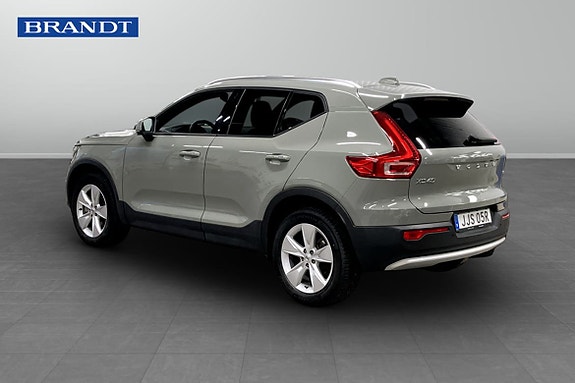 Volvo XC40 2 of 5