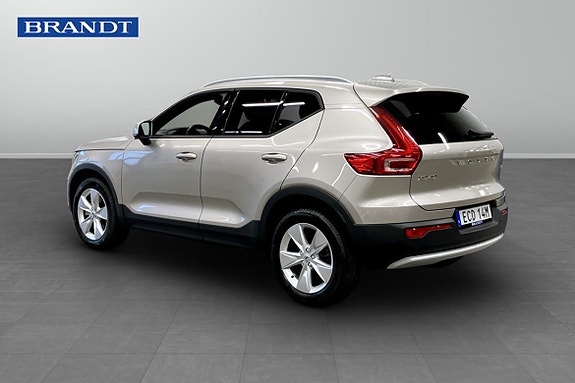Volvo XC40 2 of 5