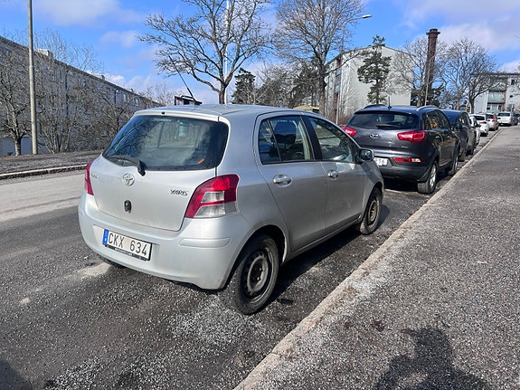 Toyota Yaris 3 of 5