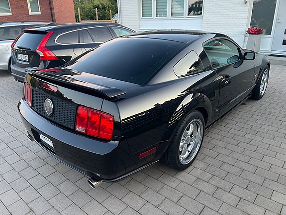 Ford Mustang 3 of 5