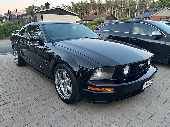 Ford Mustang 4 of 5