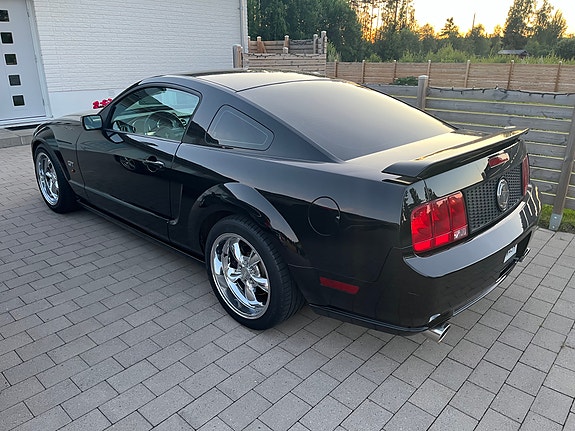 Ford Mustang 2 of 5