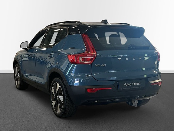 Volvo XC40 2 of 5