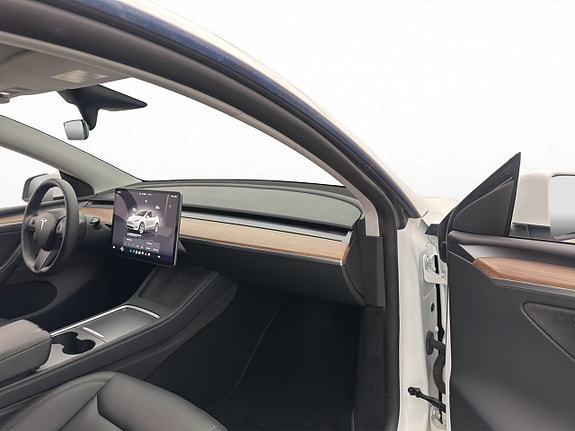 Tesla Model Y 29 of 30