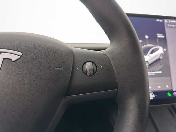 Tesla Model Y 18 of 30