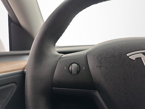 Tesla Model Y 17 of 30