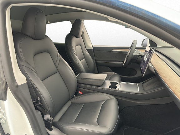 Tesla Model Y 28 of 30